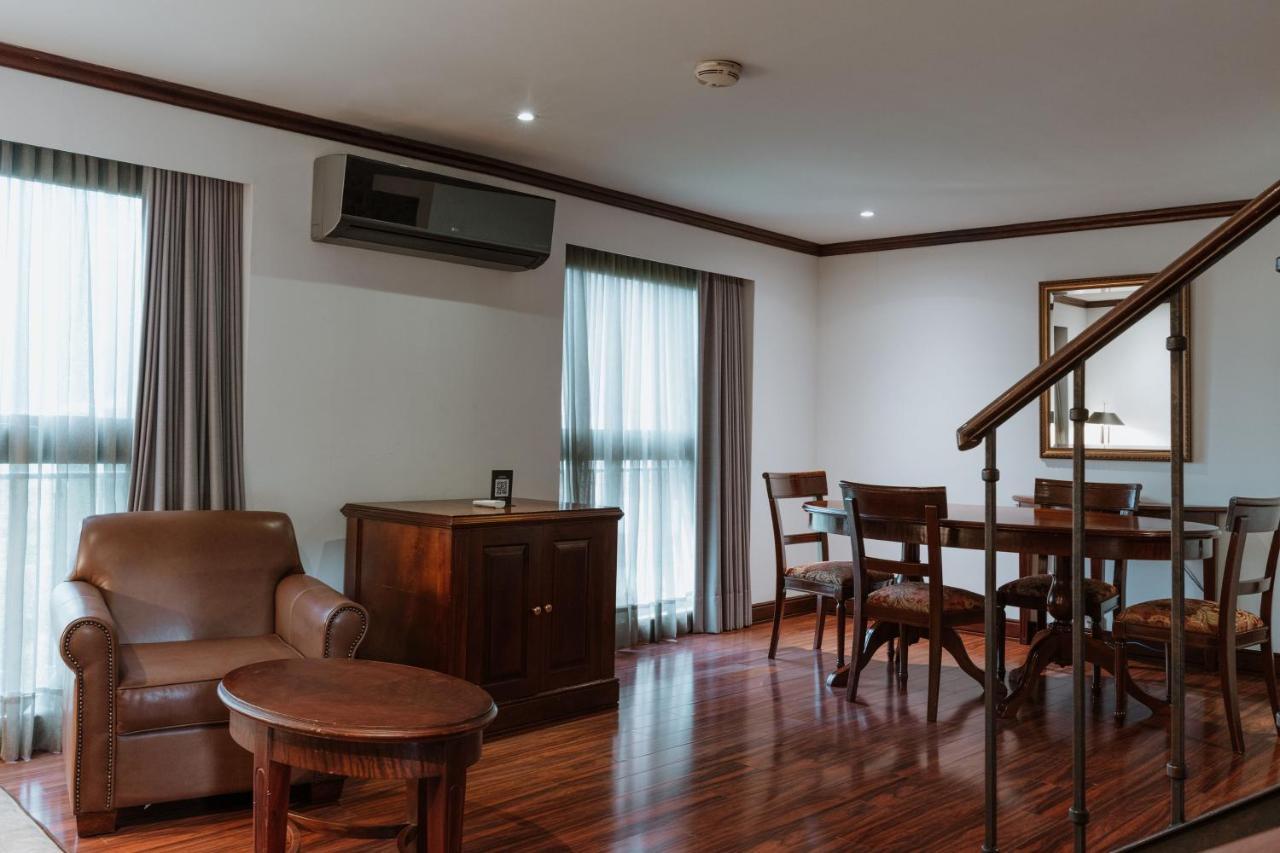 Hotel Park10 Medellín Esterno foto A living room in a typical apartment