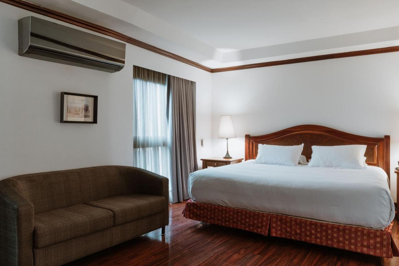 Hotel Park10 Medellín Esterno foto A room at the hotel