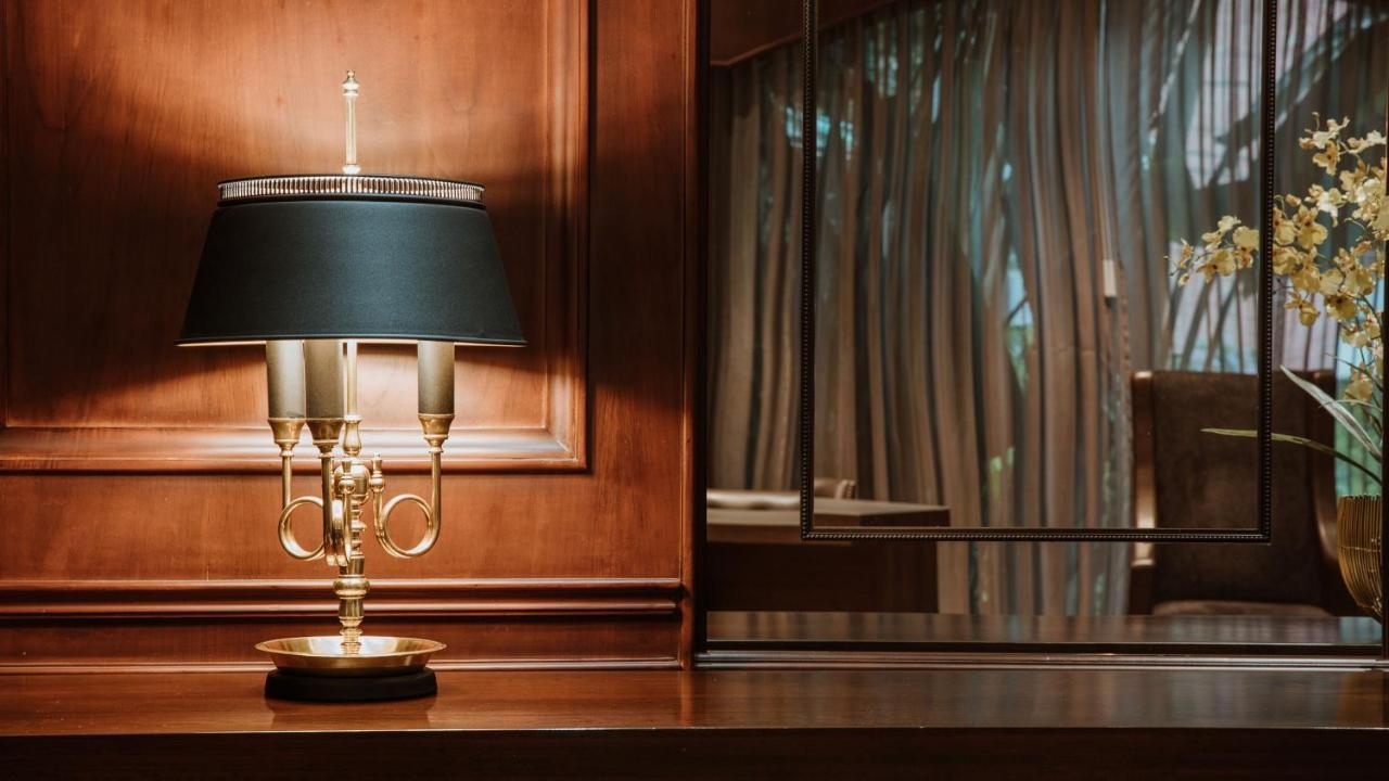 Hotel Park10 Medellín Esterno foto A table lamp