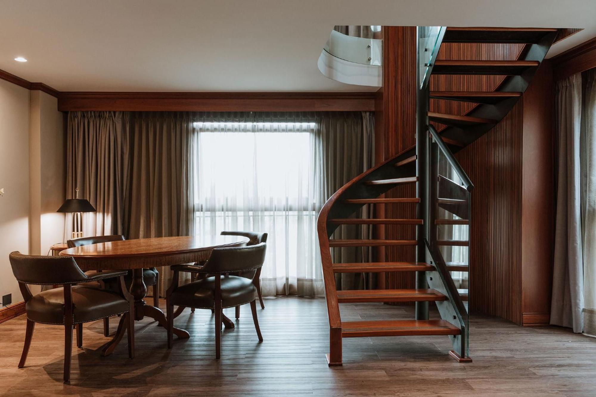 Hotel Park10 Medellín Esterno foto A spiral staircase in a hotel